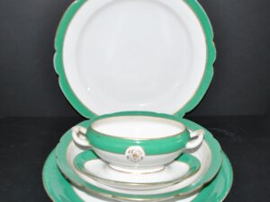 Porcelaine de Paris Lot 3 plats et saucière bord vert monogramme JC or