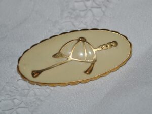 Broche vintage Cavalier équitation en métal doré émaillé Bombe et cravache