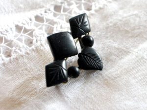 Broche ancienne en pierre noir jais - Bijou de deuil 1900