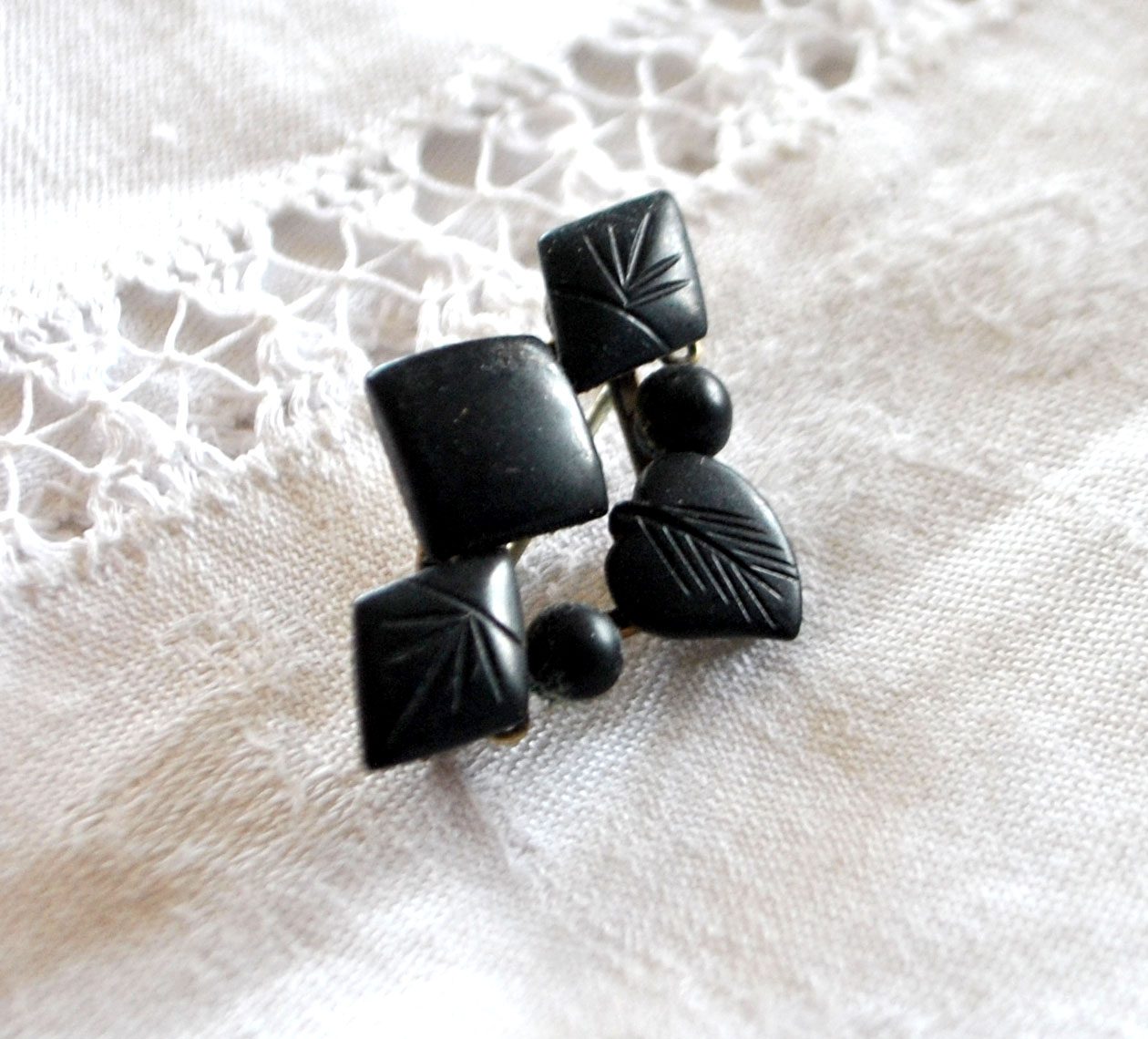 Broche ancienne en pierre noir jais - Bijou de deuil 1900