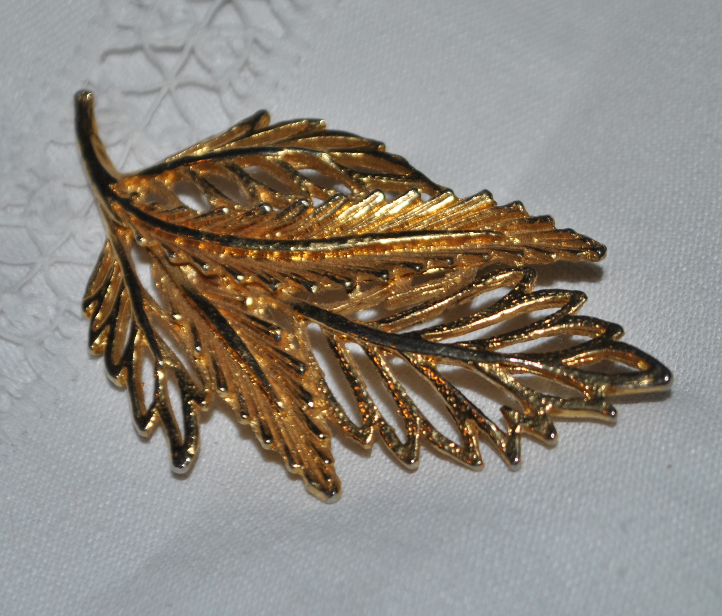 Broche vintage Feuille en métal doré 6 cm – Image 3