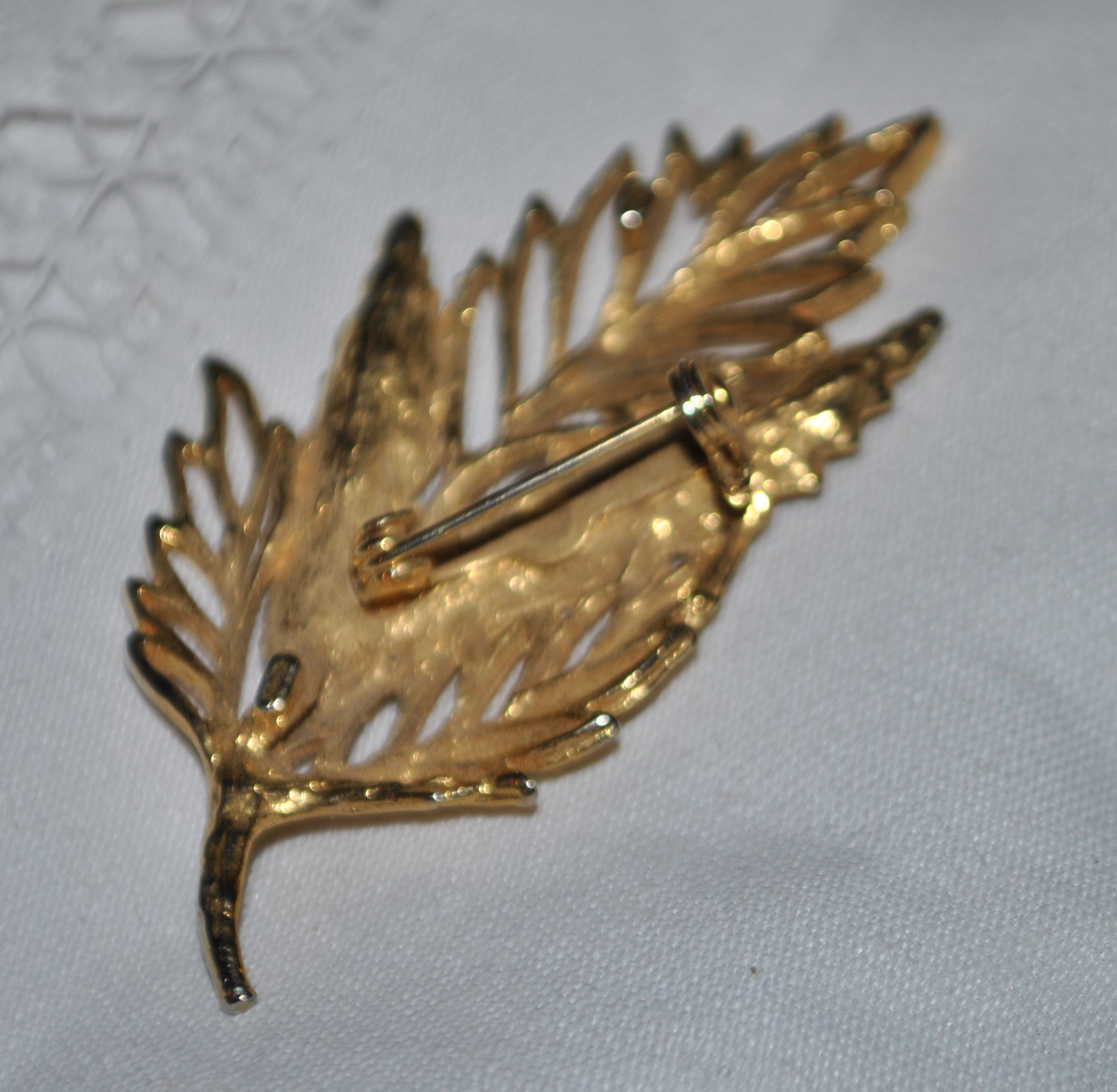 Broche vintage Feuille en métal doré 6 cm – Image 5