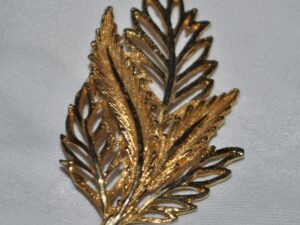 Broche vintage Feuille en métal doré 6 cm