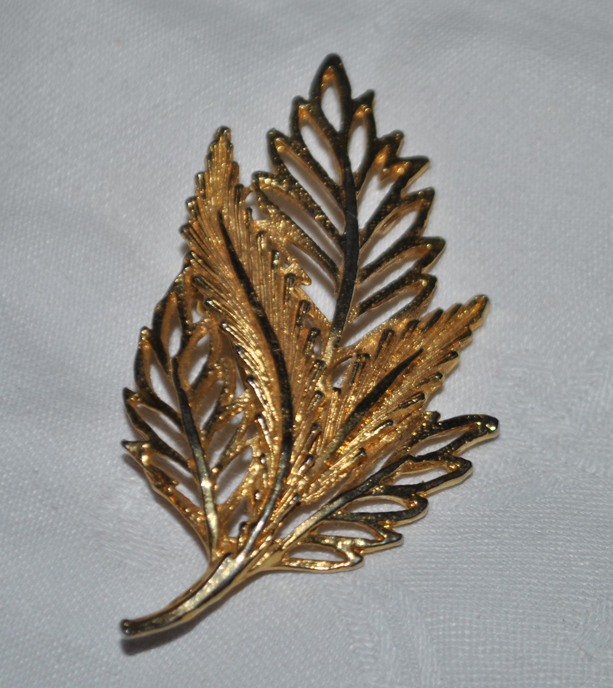 Broche vintage Feuille en métal doré 6 cm