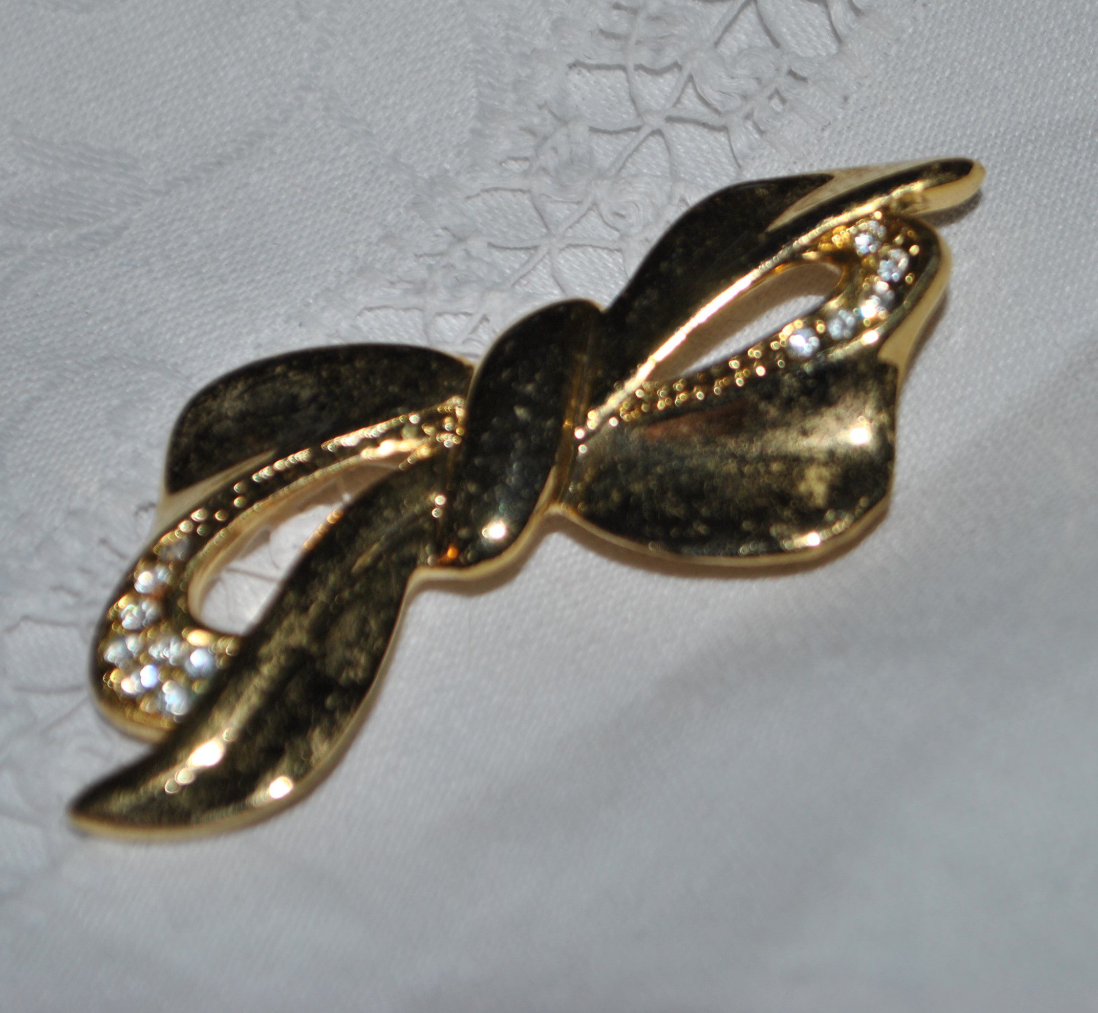 Broche vintage Noeud de ruban en métal doré et strass 6 cm – Image 2
