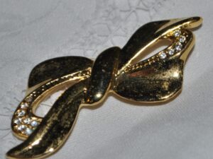 Broche vintage Noeud de ruban en métal doré et strass 6 cm