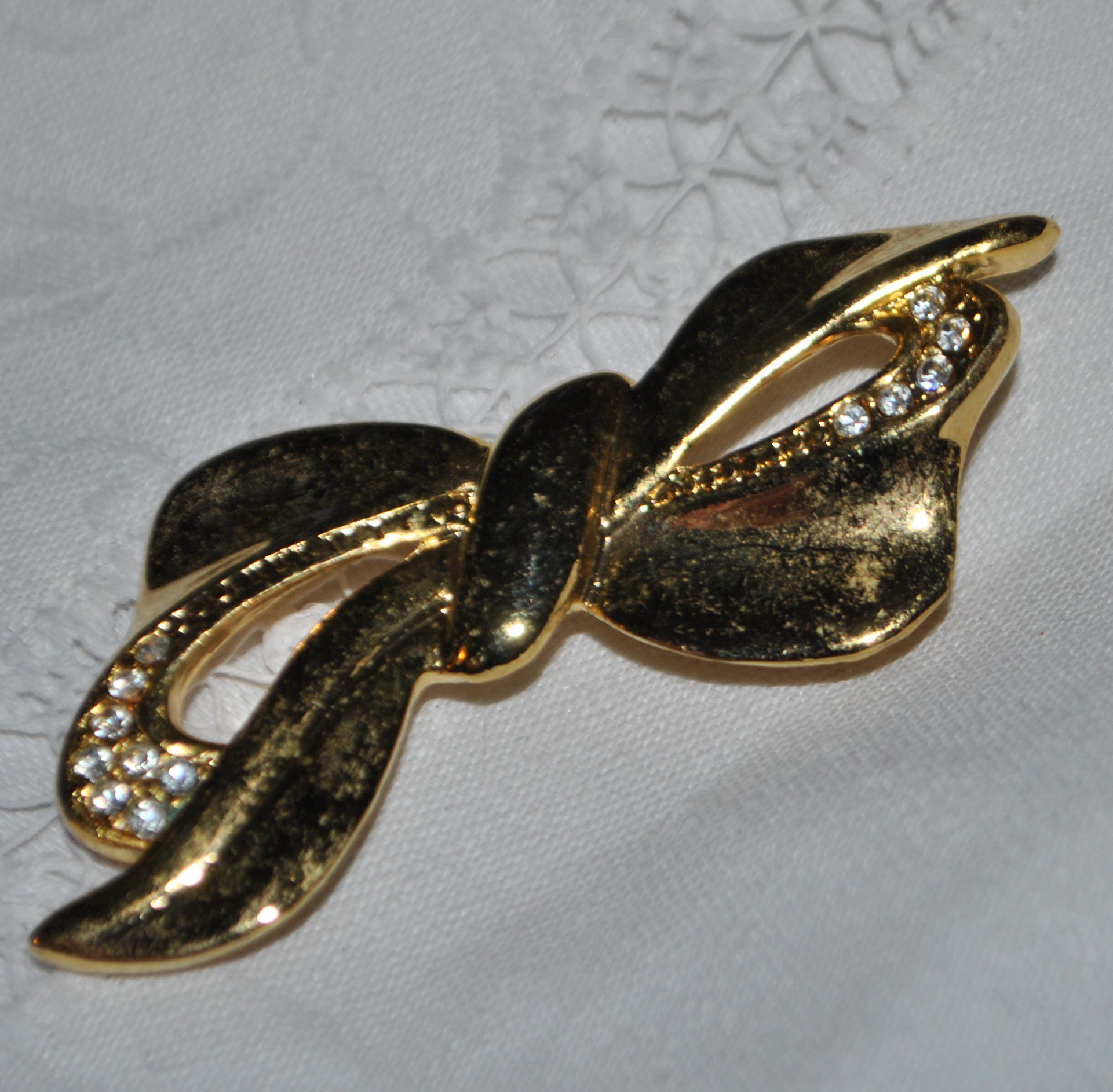 Broche vintage Noeud de ruban en métal doré et strass 6 cm