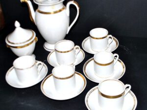 PORCELAINE DE PARIS Service à café en porcelaine Empire 19e siècle col de cygne