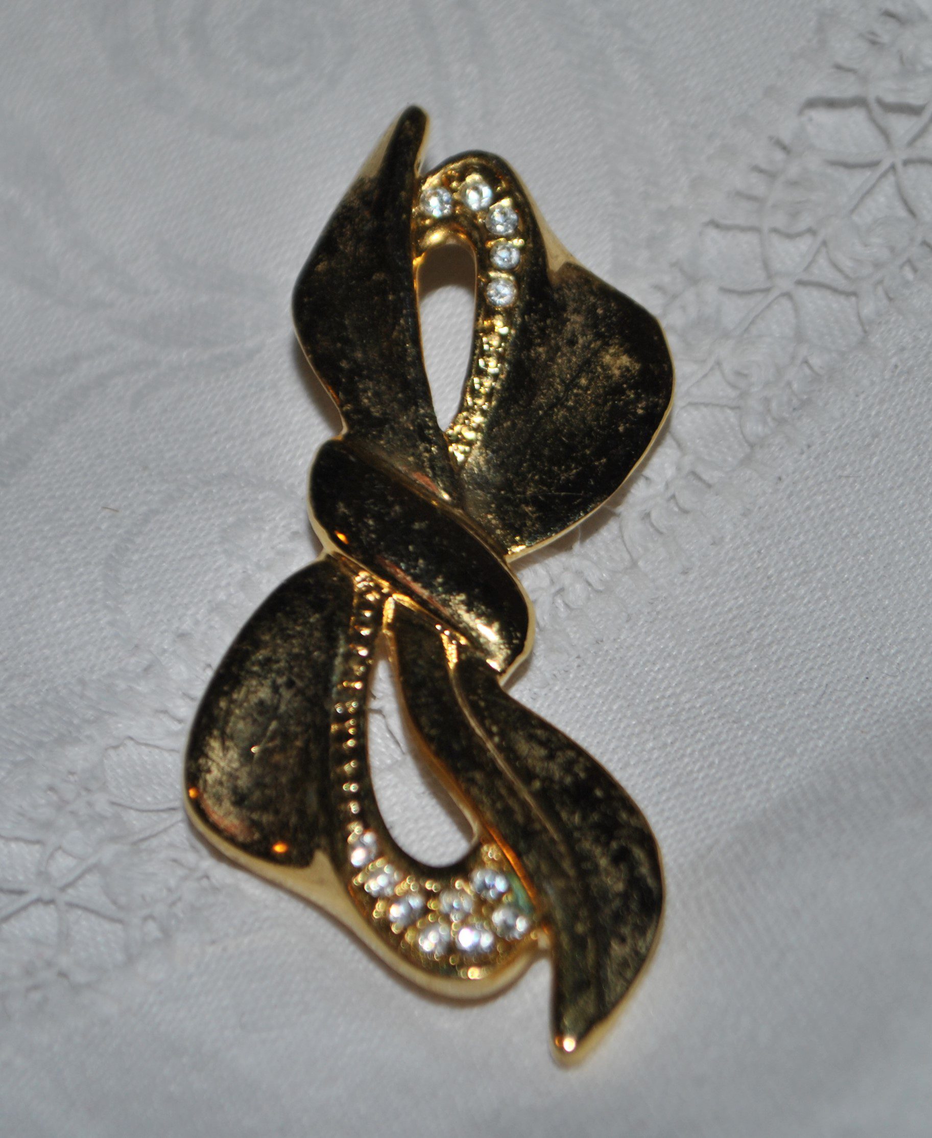 Broche vintage Noeud de ruban en métal doré et strass 6 cm – Image 4