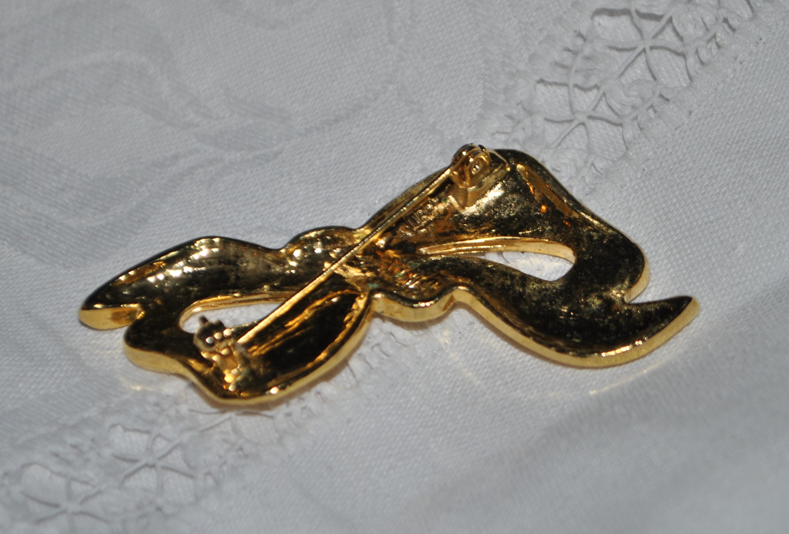 Broche vintage Noeud de ruban en métal doré et strass 6 cm – Image 5