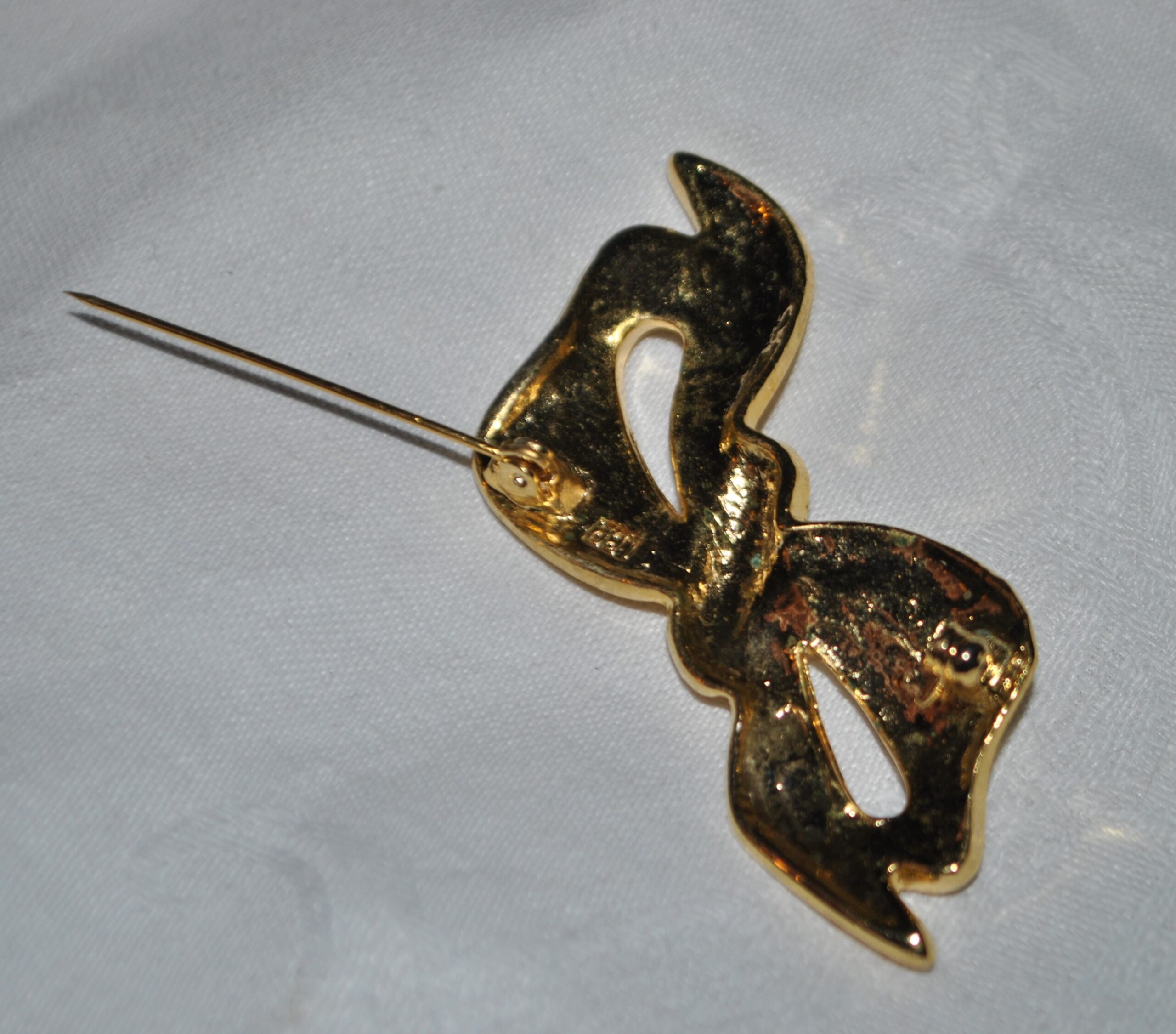 Broche vintage Noeud de ruban en métal doré et strass 6 cm – Image 6