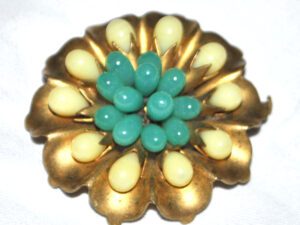 Broche Vintage fleur ronde - cabochon perle verre bleu et crème