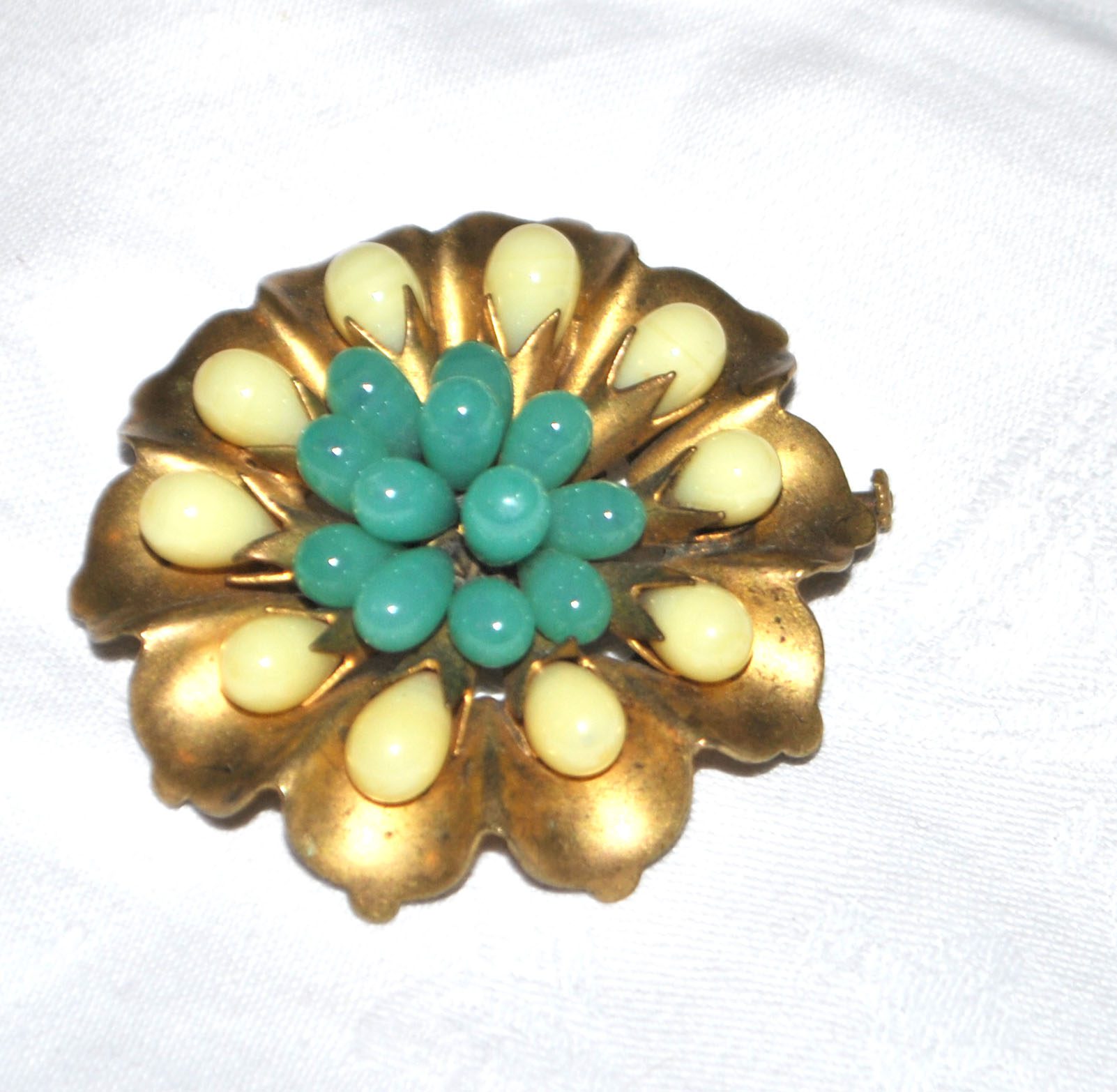 Broche Vintage fleur ronde - cabochon perle verre bleu et crème – Image 5