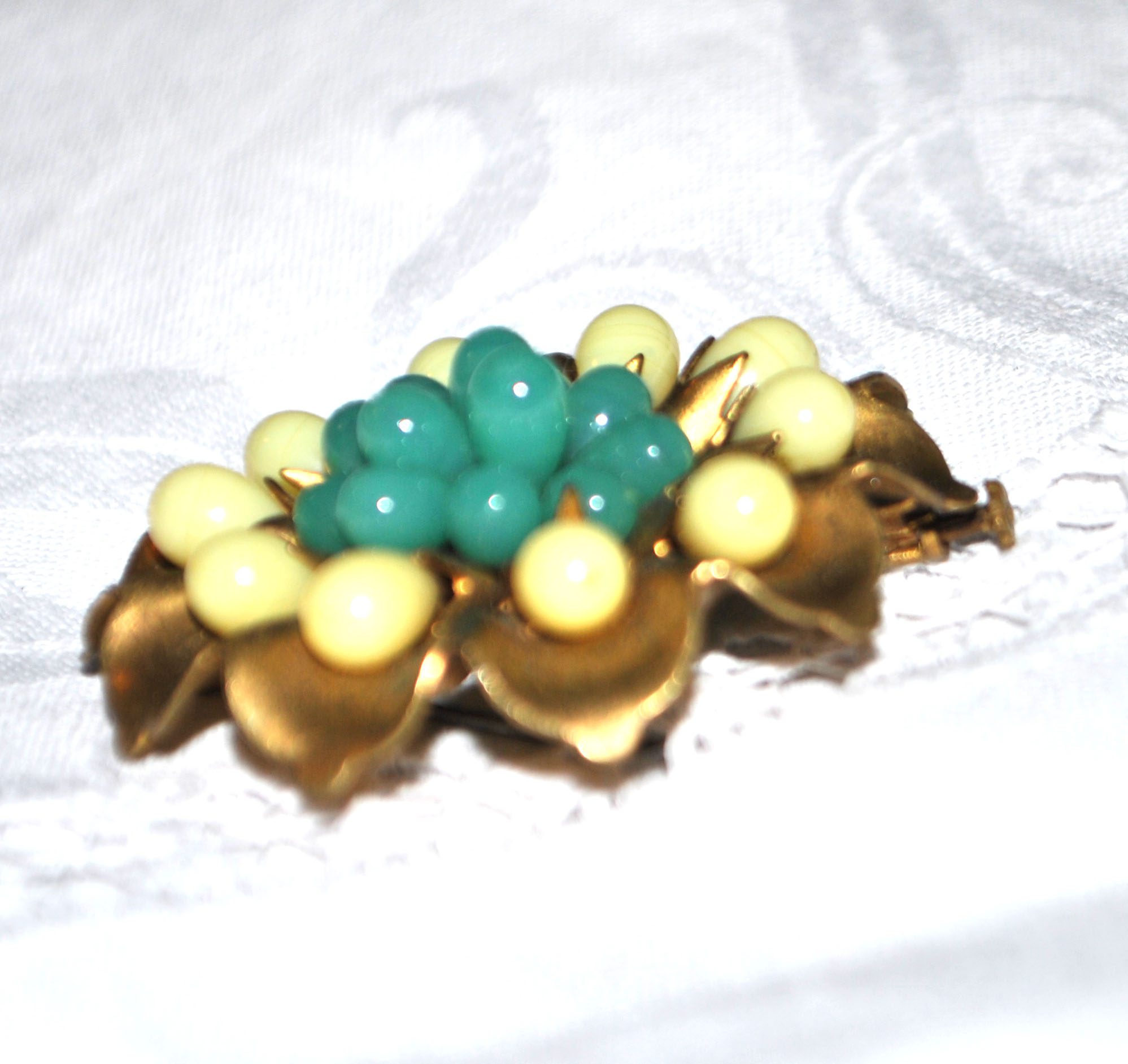 Broche Vintage fleur ronde - cabochon perle verre bleu et crème – Image 6