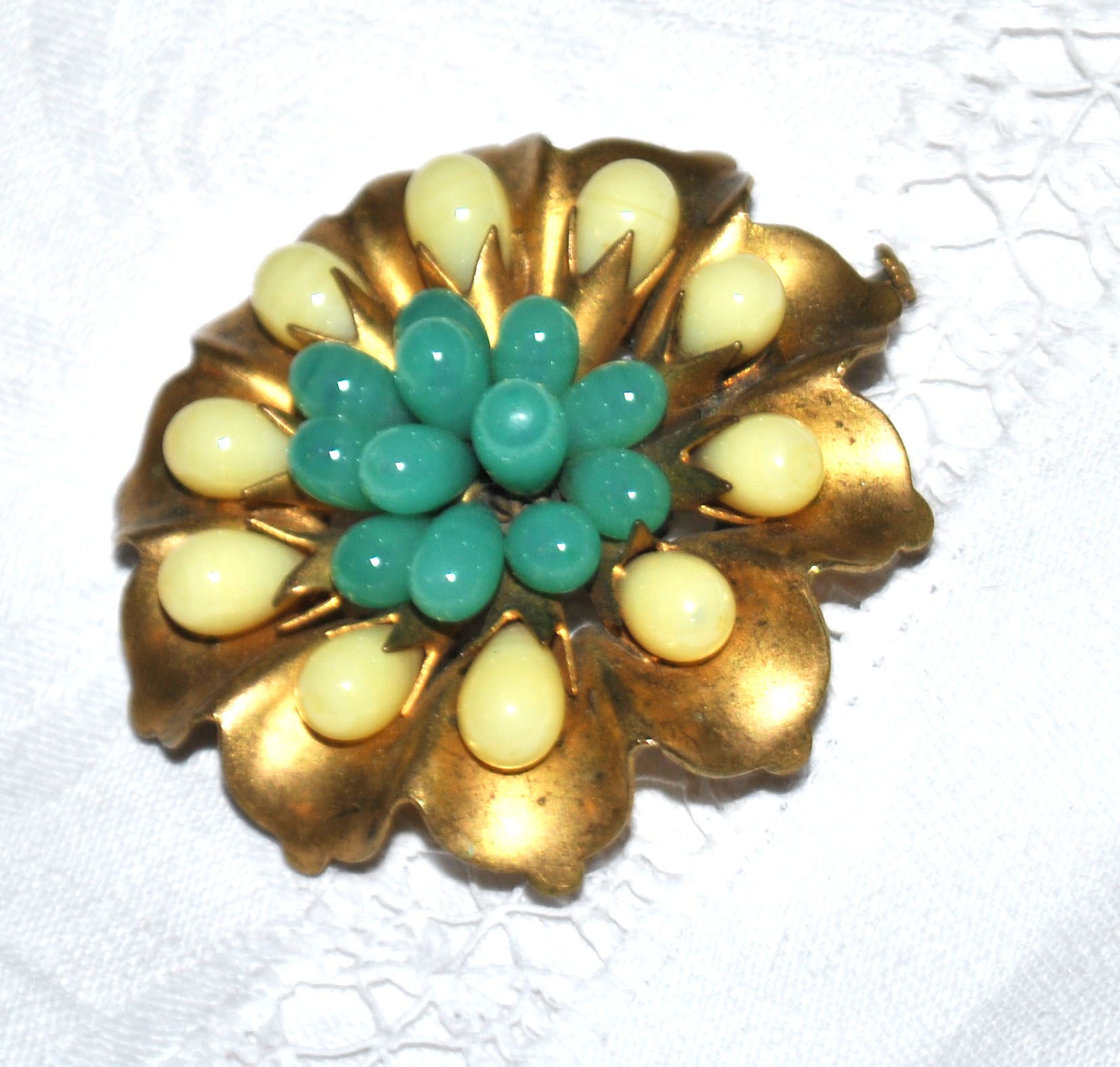 Broche Vintage fleur ronde - cabochon perle verre bleu et crème – Image 7