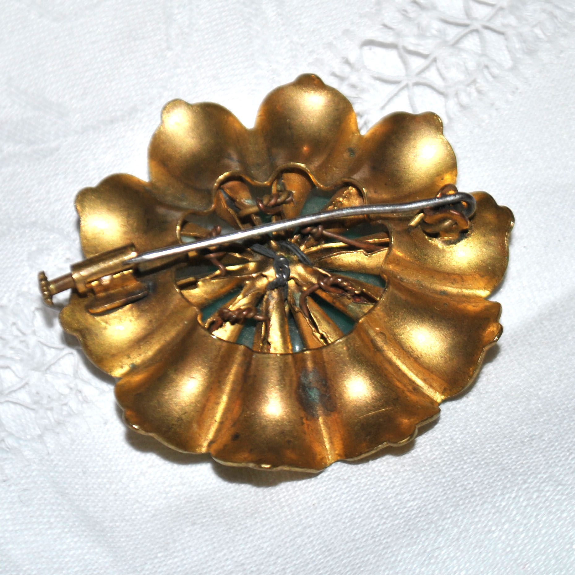 Broche Vintage fleur ronde - cabochon perle verre bleu et crème – Image 9