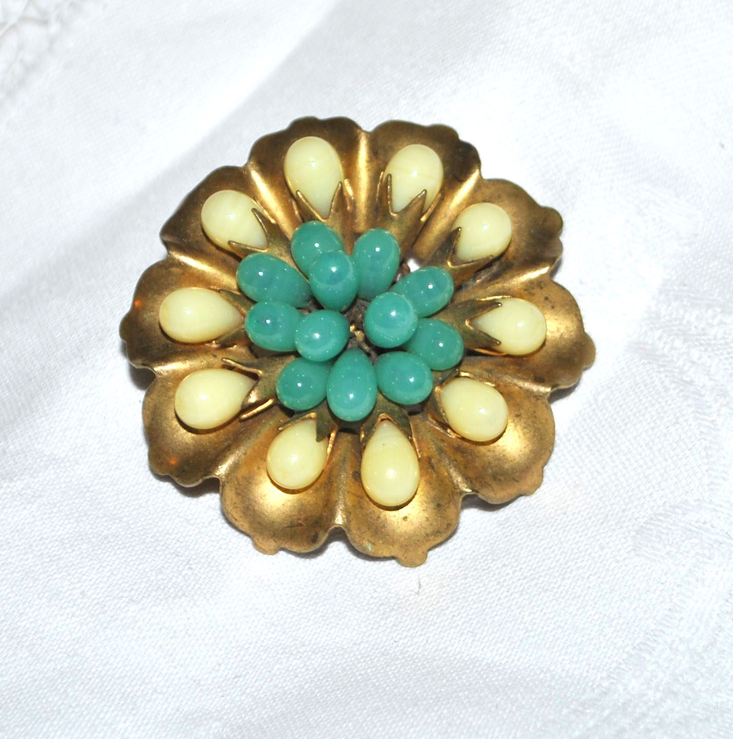 Broche Vintage fleur ronde - cabochon perle verre bleu et crème – Image 3