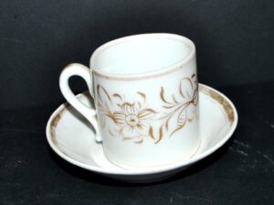 Porcelaine de Paris Tasse à café litron fleuri ancienne en porcelaine liseré or