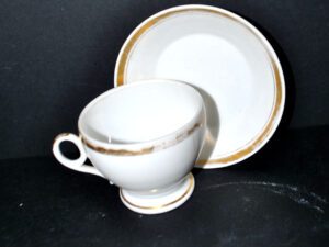 Porcelaine de Paris - Tasse ronde ancienne en porcelaine tendre liseré or