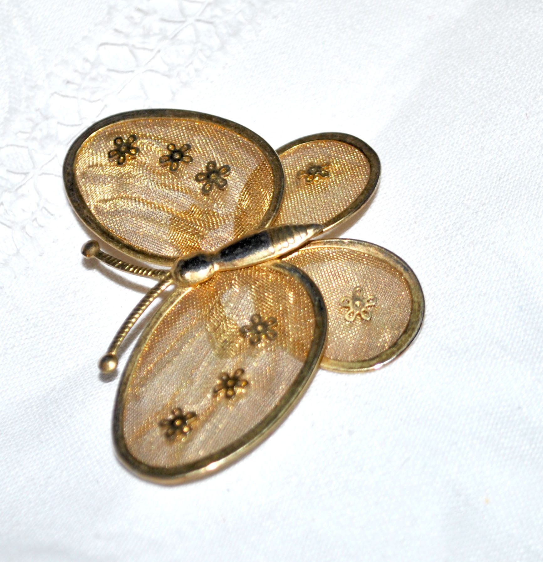 Broche Vintage Papillon en métal doré 1990 – Image 4