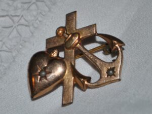 Broche ancienne Coeur sacré, croix et ancre en métal doré