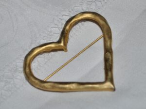 Broche Coeur vintage en métal doré martelé