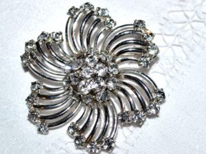 Broche Vintage fleur ronde en métal argenté et strass - bijou rétro