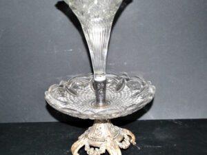 Centre de table romantique - Vase Cornet Tulipier en verre et métal argenté 1900
