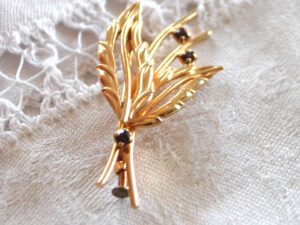 Broche vintage plaqué Or - feuille dorée et grenat