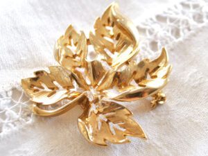 Broche vintage plaqué Or - feuille dorée ajourée