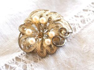 Broche vintage plaqué argent - fleur volute filigrane et perles fantaisie