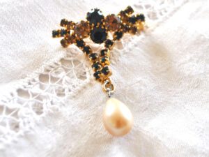 Broche dorée articulée ornée de strass bleu et beige +perle BIJOU VINTAGE