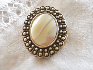 Broche Pince à foulard Clip robe doré et nacre - Bijou vintage fantaisie