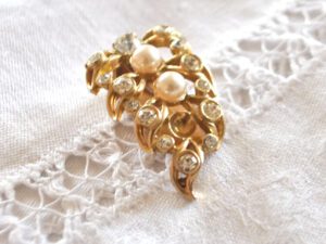 Broche Clip Corsage en métal doré et strass Pince-robe Bijou Vintage