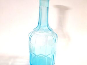 Carafe vintage en verre soufflé coloré bleu clair 22cm