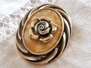 Broche Pince à foulard Clip de robe doré nacré - Bijou vintage fantaisie