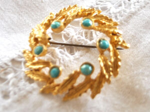 Broche rétro en plaqué Or couronne feuille et strass bleu turquoise BIJOU VINTAGE