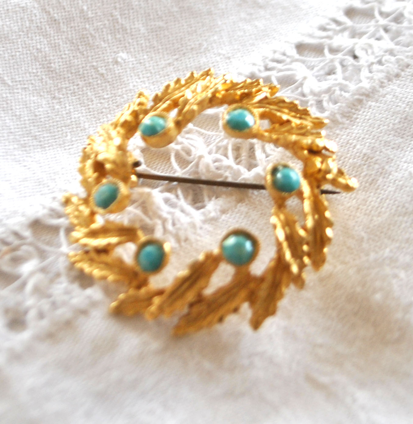 Broche rétro en plaqué Or couronne feuille et strass bleu turquoise BIJOU VINTAGE