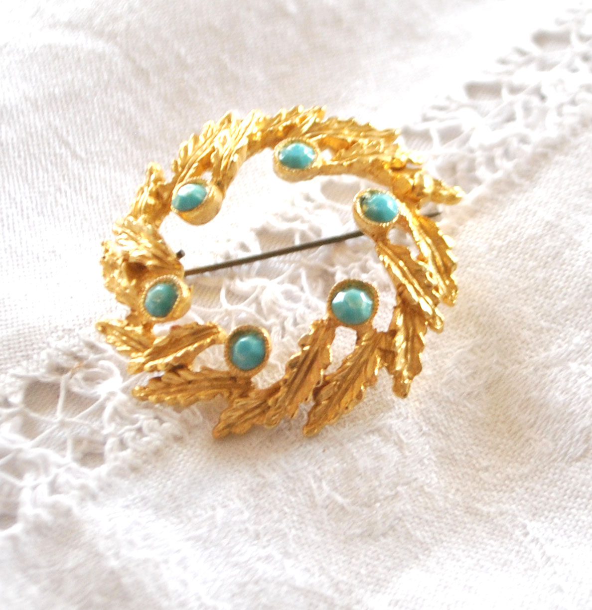 Broche rétro en plaqué Or couronne feuille et strass bleu turquoise BIJOU VINTAGE – Image 2