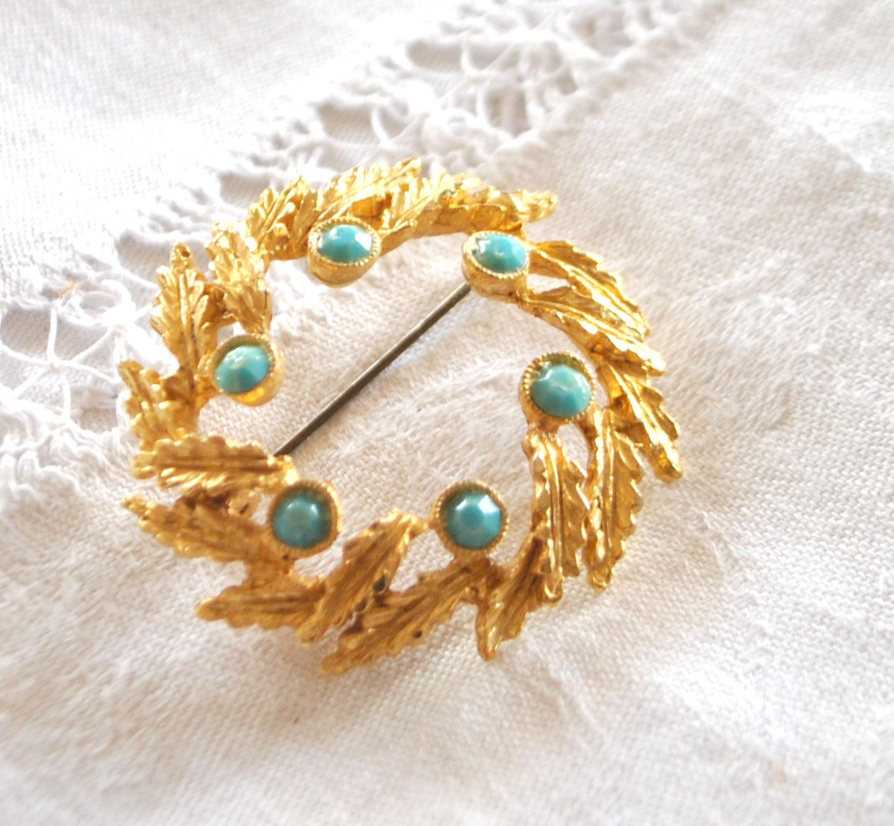 Broche rétro en plaqué Or couronne feuille et strass bleu turquoise BIJOU VINTAGE – Image 3