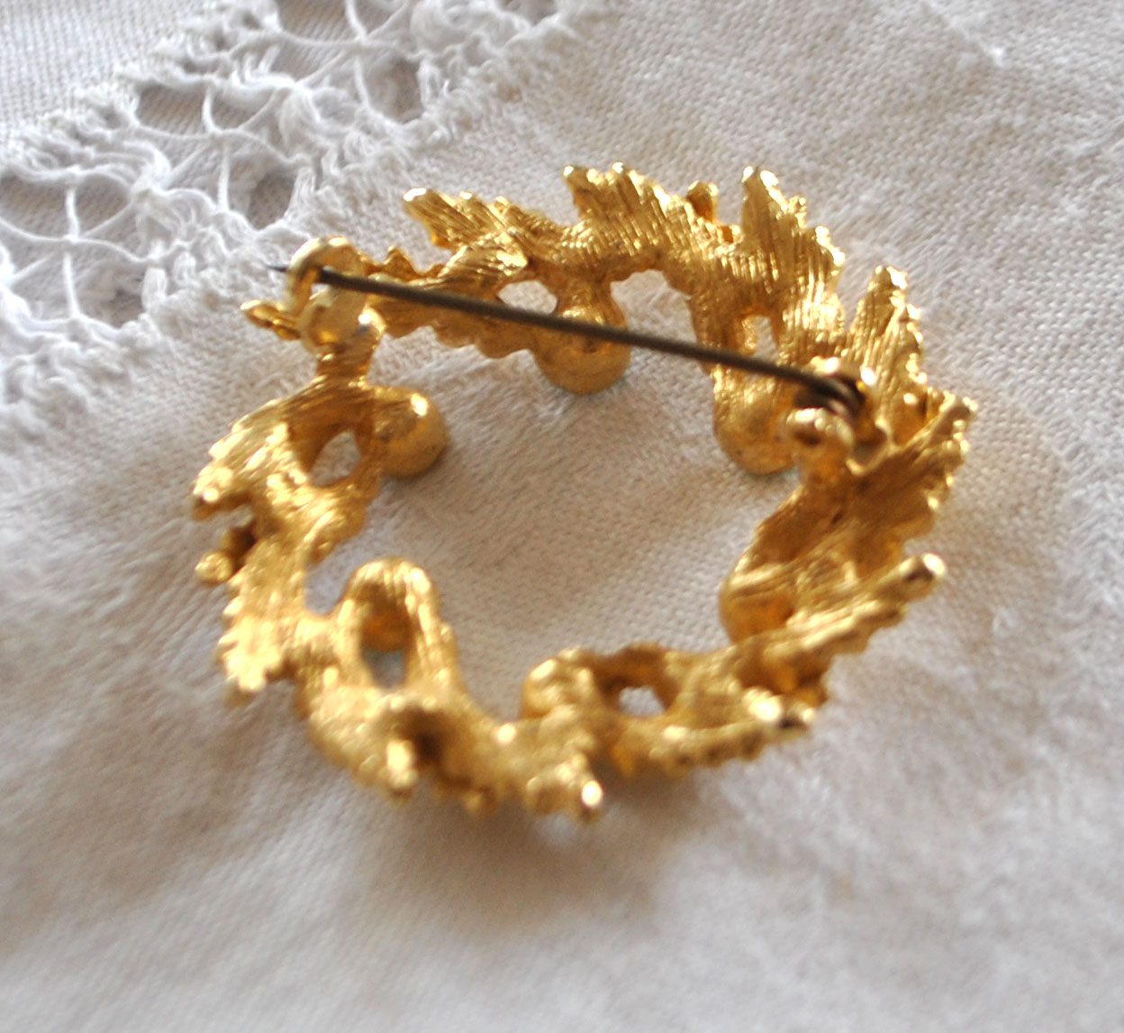 Broche rétro en plaqué Or couronne feuille et strass bleu turquoise BIJOU VINTAGE – Image 4