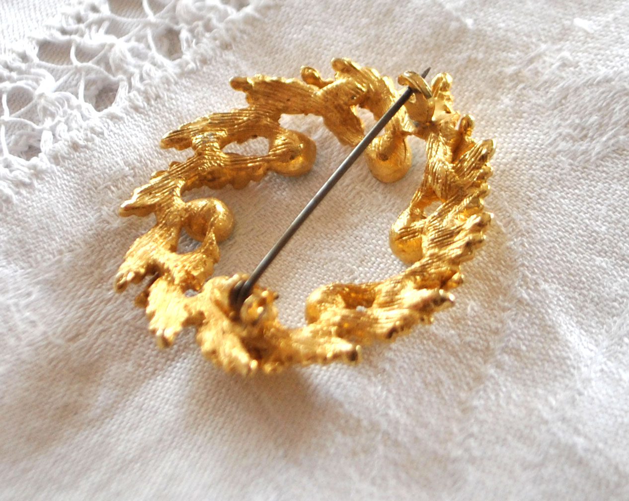 Broche rétro en plaqué Or couronne feuille et strass bleu turquoise BIJOU VINTAGE – Image 5