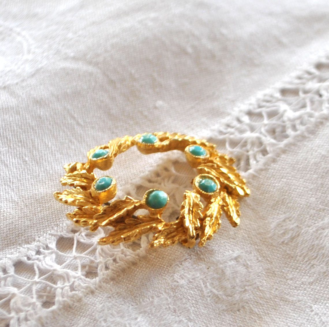 Broche rétro en plaqué Or couronne feuille et strass bleu turquoise BIJOU VINTAGE – Image 8