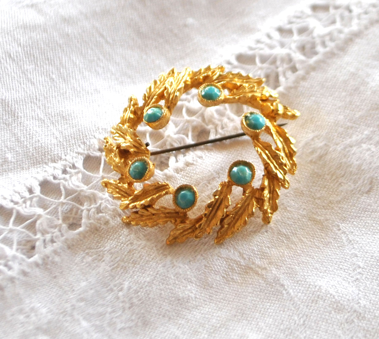 Broche rétro en plaqué Or couronne feuille et strass bleu turquoise BIJOU VINTAGE – Image 9