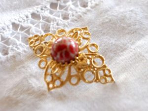 Broche doré vintage losange ajouré et cabochon verre marbré rouge - Bijou fantaisie