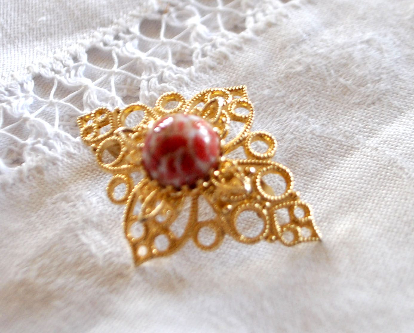 Broche doré vintage losange ajouré et cabochon verre marbré rouge - Bijou fantaisie