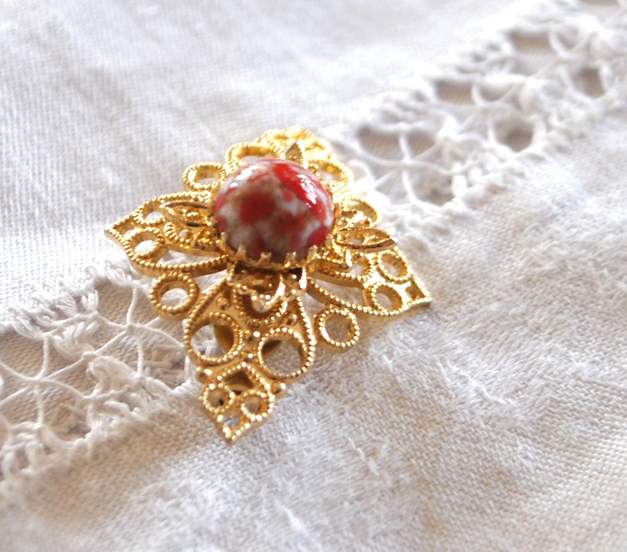 Broche doré vintage losange ajouré et cabochon verre marbré rouge - Bijou fantaisie – Image 2