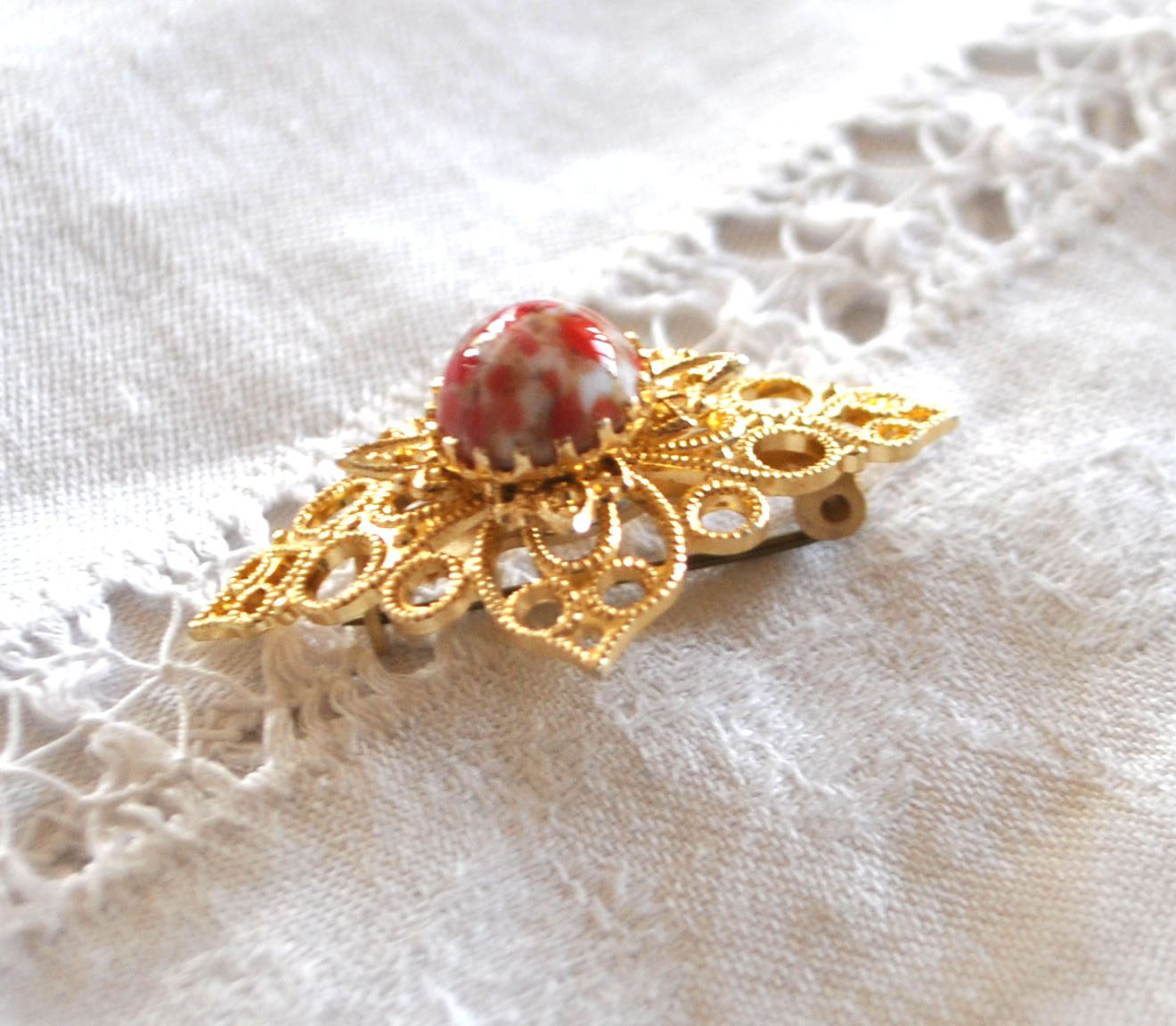 Broche doré vintage losange ajouré et cabochon verre marbré rouge - Bijou fantaisie – Image 3