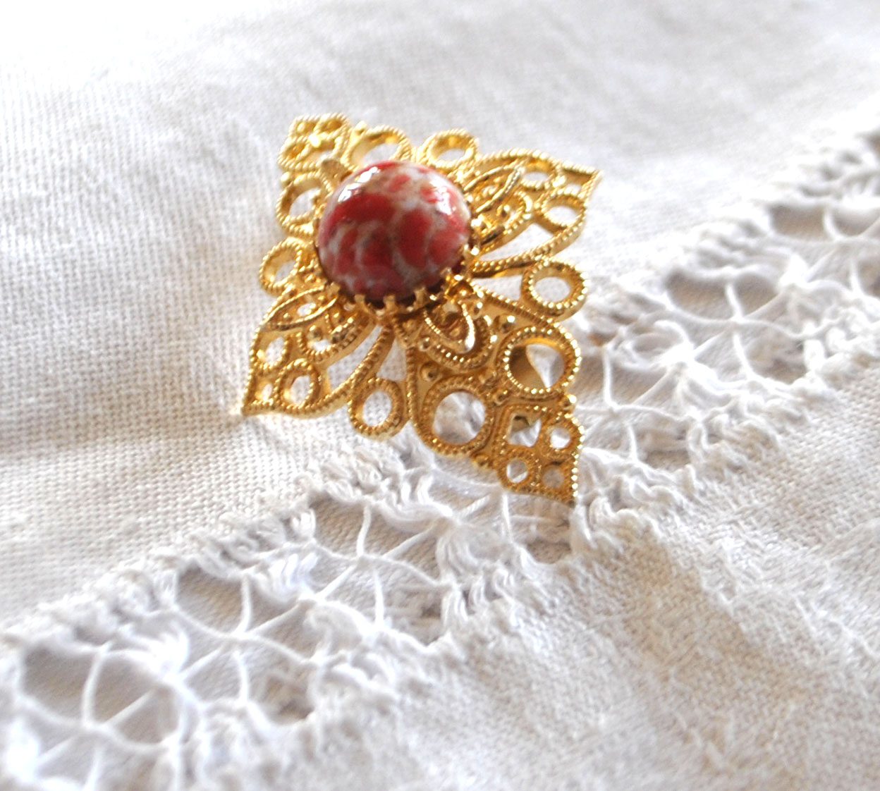Broche doré vintage losange ajouré et cabochon verre marbré rouge - Bijou fantaisie – Image 4