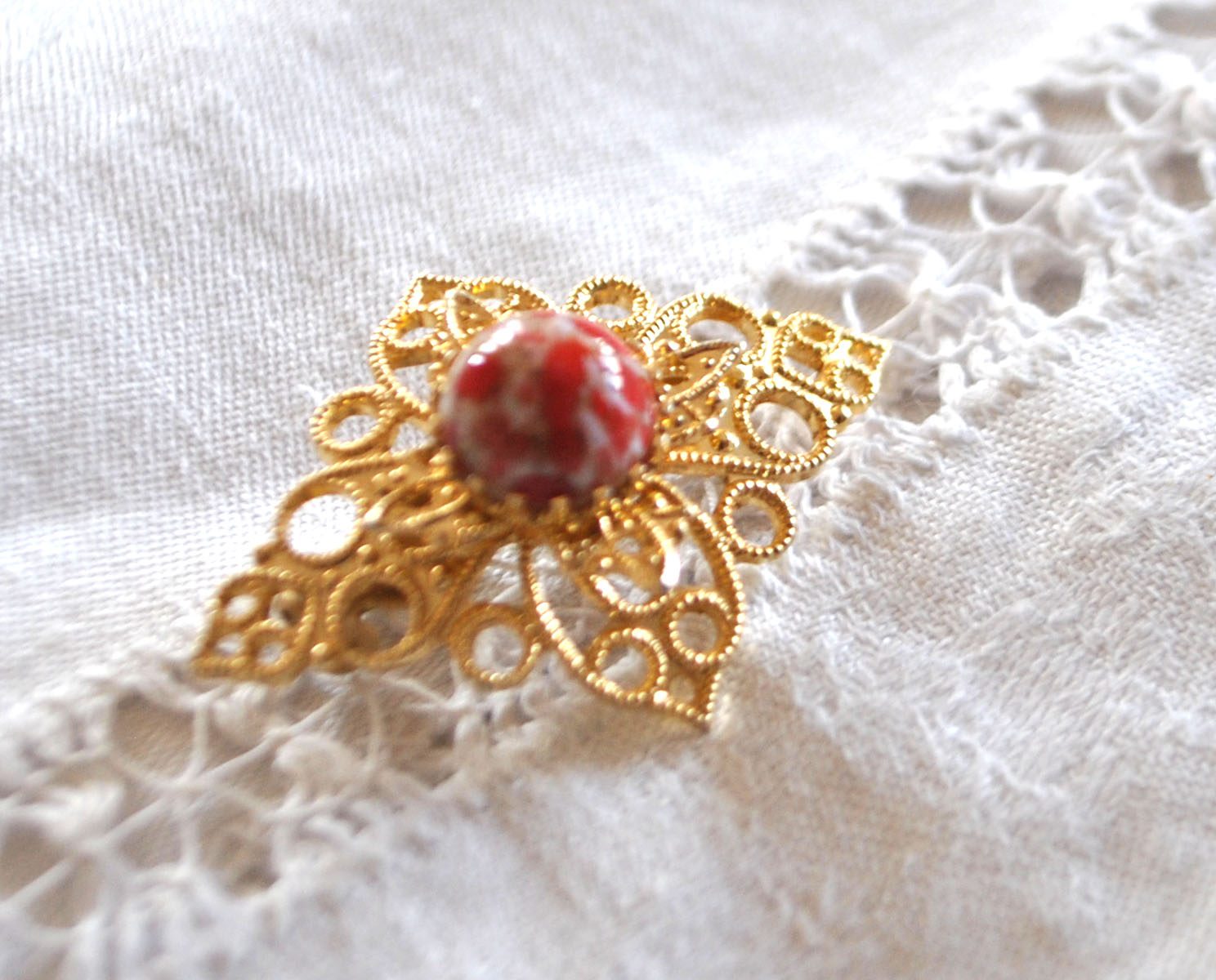 Broche doré vintage losange ajouré et cabochon verre marbré rouge - Bijou fantaisie – Image 5